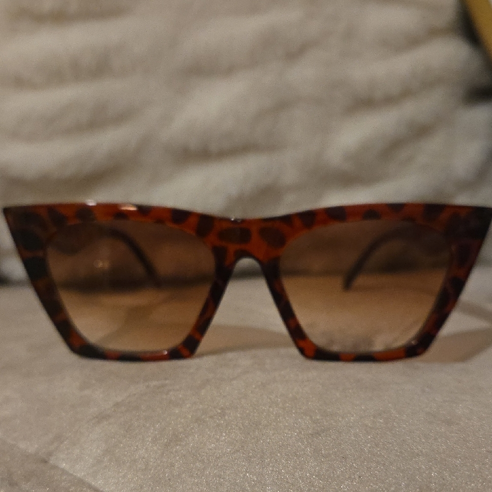 Leopard Print Chic Sunglasses